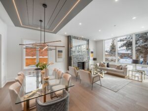 Intérieur moderne et lumineux d'une maison, avec salon et salle à manger, décoré avec des matériaux de haute qualité.